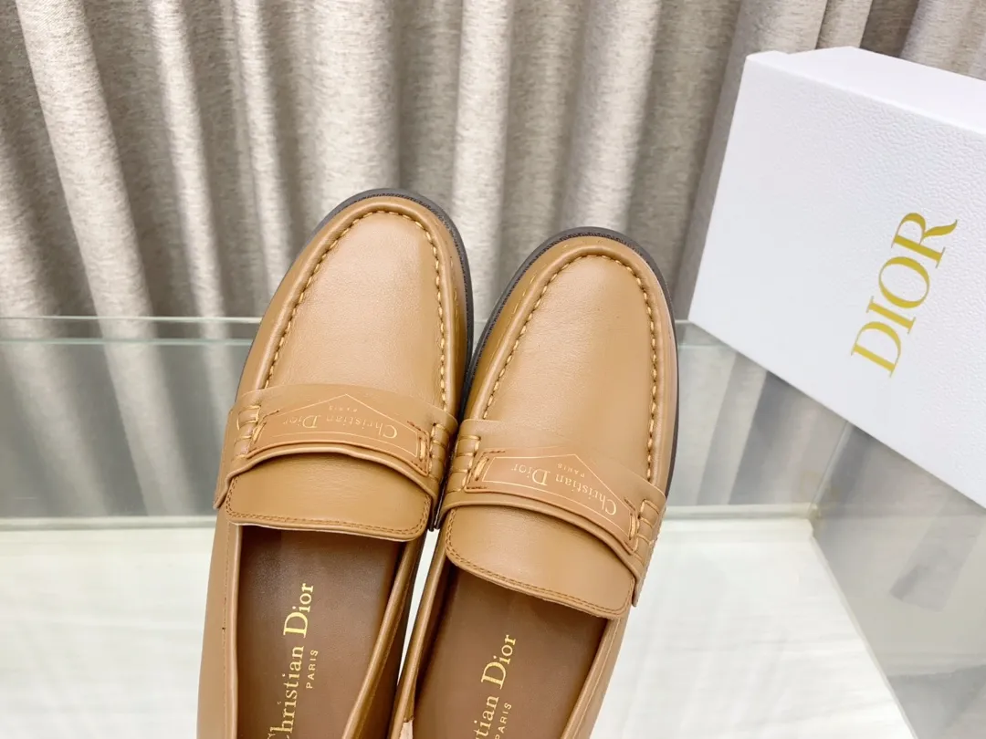 👟👟Ex-factory price 660👟👟 25Ss new Dior Boy loafers This Dior Boy loafer is a new product in the 2024 winter ready-to-wear series. It incorporates Dior's extraordinary craftsmanship and reinterprets the classic loafer design. Crafted from materials including suede and lambskin, it's enhanced with an integrated white fur lining and features a gold-tone Christian Dior Paris signature on the front leather tab. Paired with rubber soles, soft and comfortable. Upper: cowhide, inner padding: comfortable sheepskin, sole: rubber sole, size: 35-39 (40 customized, non-refundable)